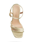 Vista superior de zapatilla para mujer con tiras cruzadas y hebilla ajustable en color oro