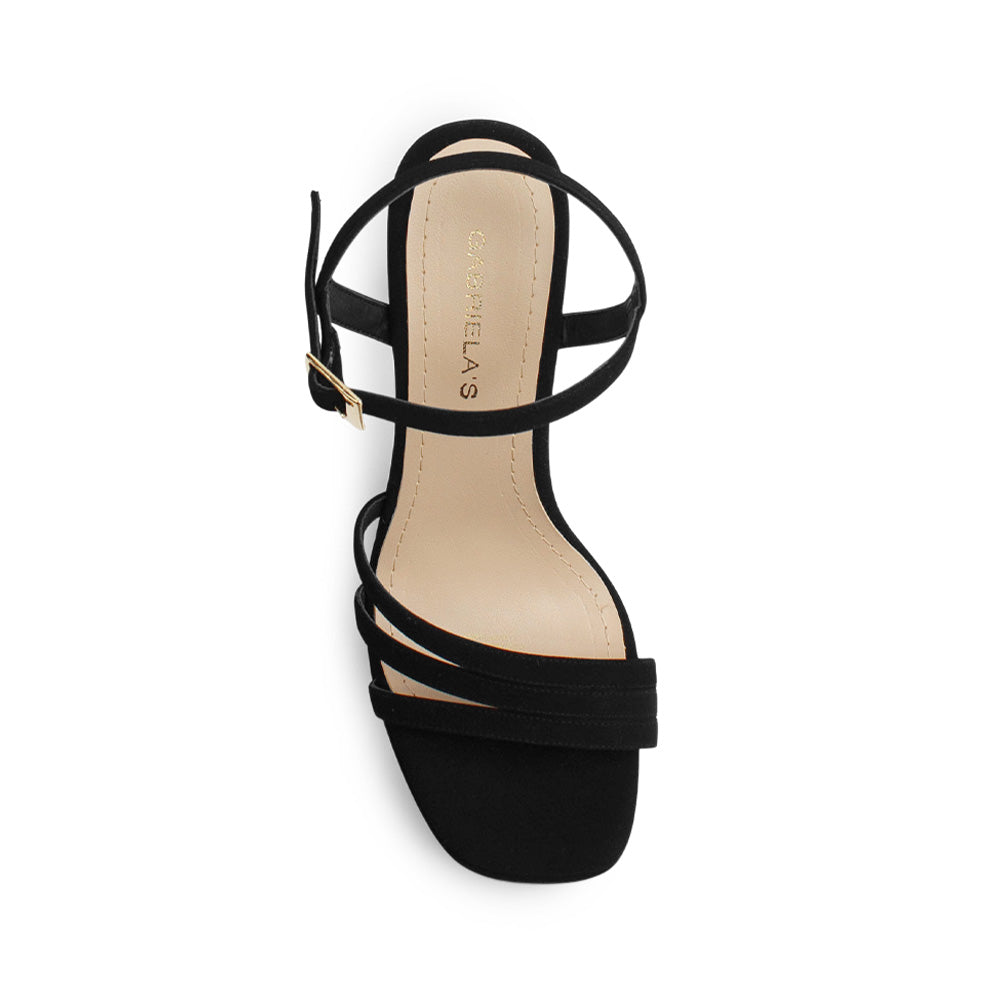 Vista superior de zapatilla para mujer con tiras cruzadas y hebilla ajustable en color negro