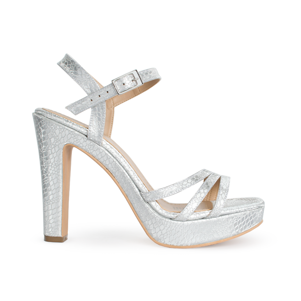 Vista lateral de zapatilla plata para mujer con tiras cruzadas y tacón alto de 11cm