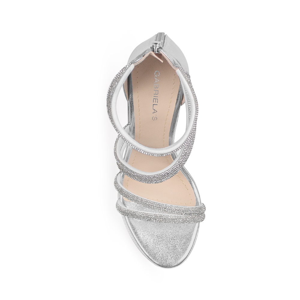 Vista superior de zapatilla plateada para mujer con pulsera de pedrería y cierre trasero