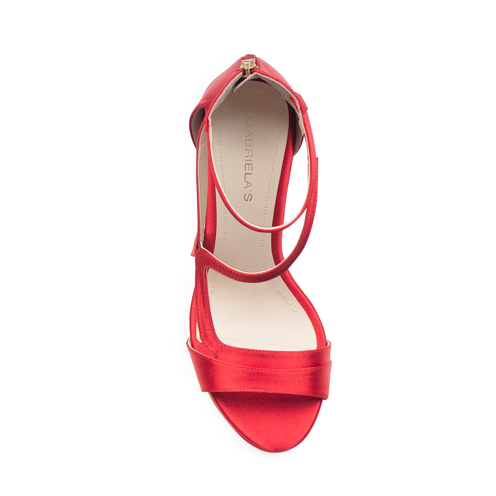 Vista superior de zapatilla roja para mujer con tiras cruzadas en diseño descubierto y ajuste con cierre trasero