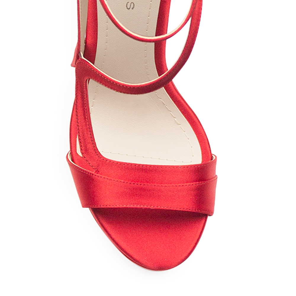 Vista de material shantung en zapatilla roja para mujer con tacón alto delgado de 12cm y diseño descubierto