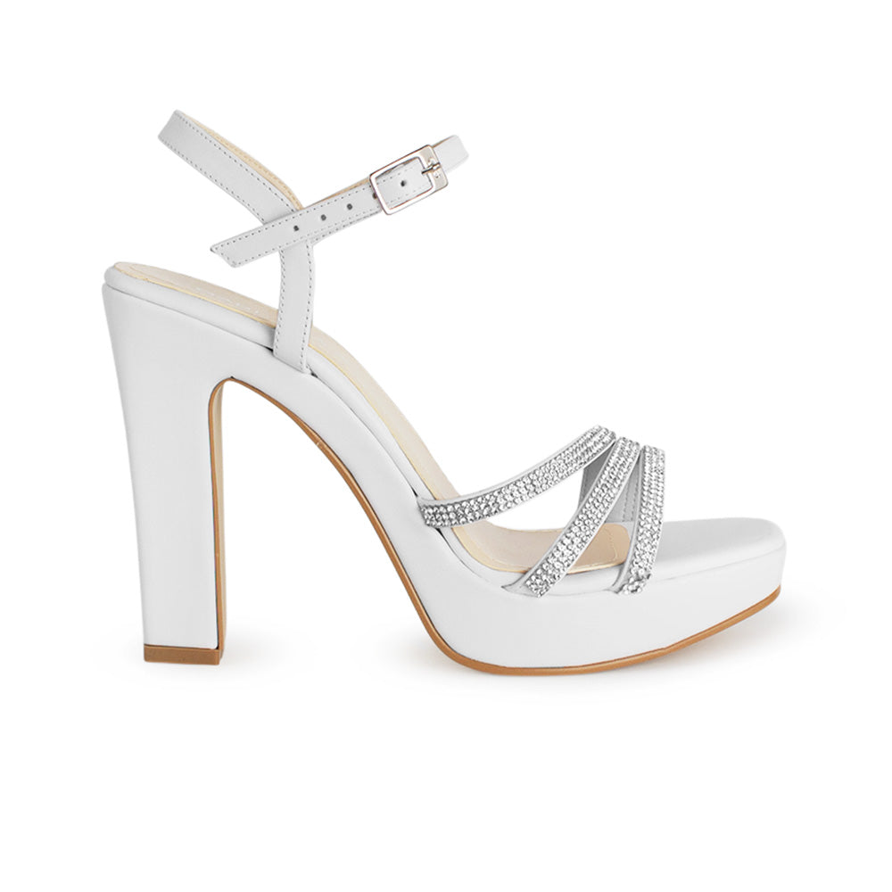Vista lateral de zapatilla blanca para mujer con tiras de pedrería, correa ajustable y tacón alto de 11cm