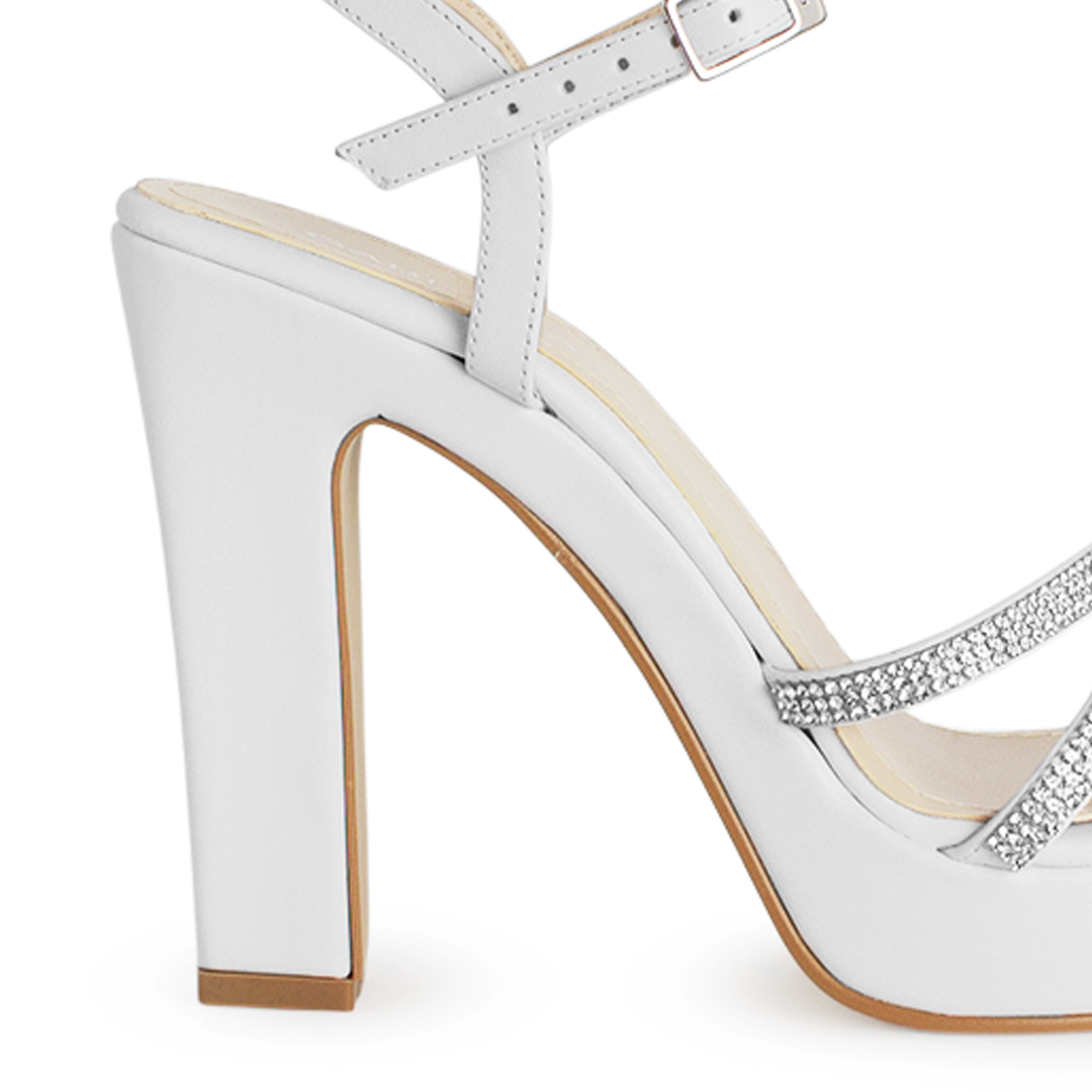 Vista trasera de tacón alto de 11cm en zapatilla blanca para mujer con tiras de pedrería y pulsera ajustable