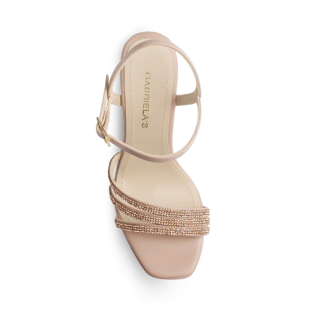 Vista superior de zapatilla nude con tiras de pedrería pulsera ajustable 