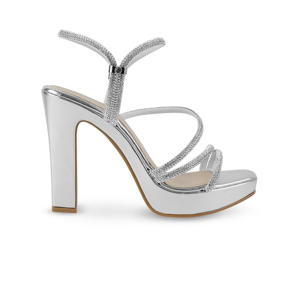 Vista lateral de zapatilla plateada de diseño descubierto para mujer con tacón alto de 11cm y tiras de pedrería
