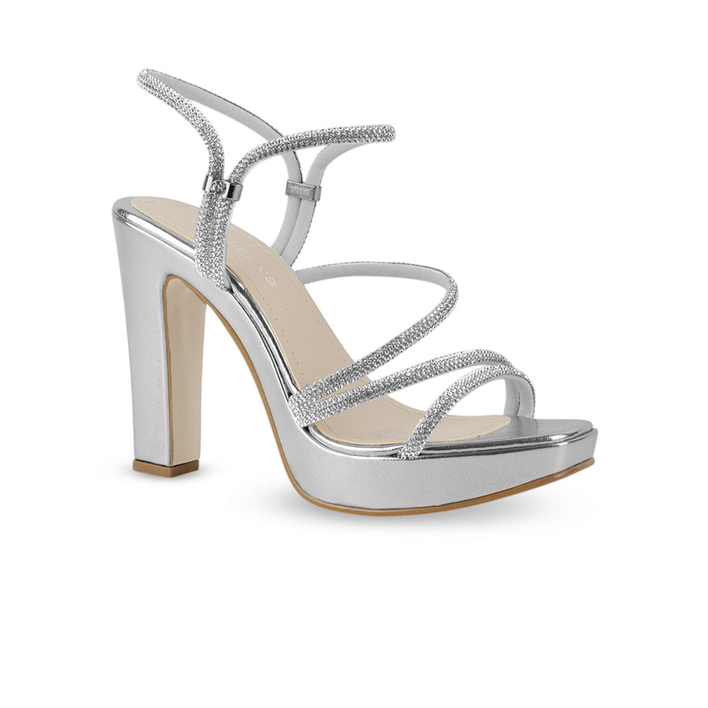 Vista diagonal de zapatilla para mujer de diseño descubierto con tacón alto de 11cm y tiras de pedrería en color plateada