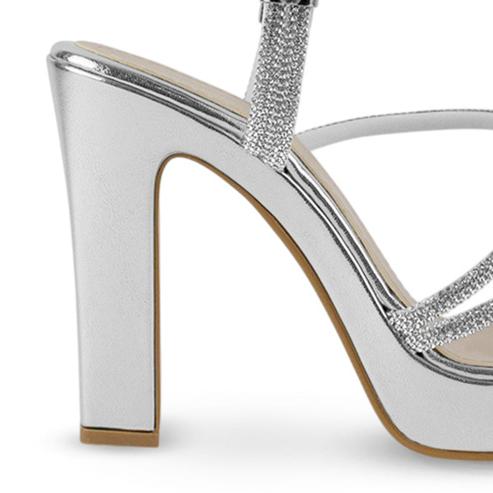 Vista trasera de tacón alto de 11cm en zapatilla para mujer con tiras de pedrería en color plateado