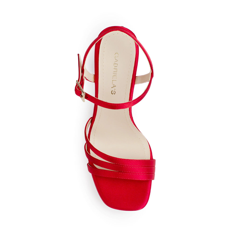 Vista superior de zapatilla para mujer con tiras cruzadas y hebilla ajustable en color rojo