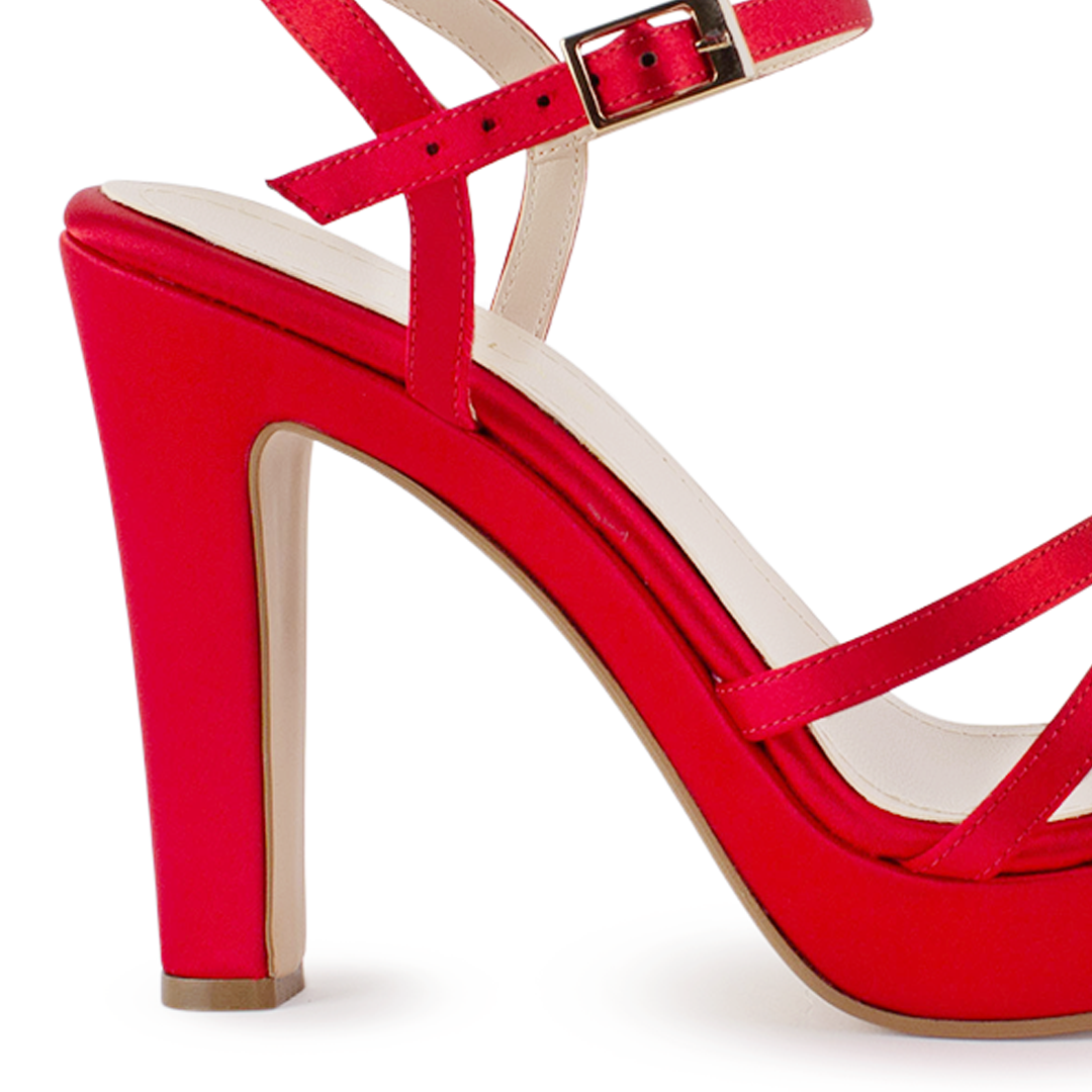 Vista trasera de tacón alto de 11cm en zapatilla roja para mujer con pulsera ajustable