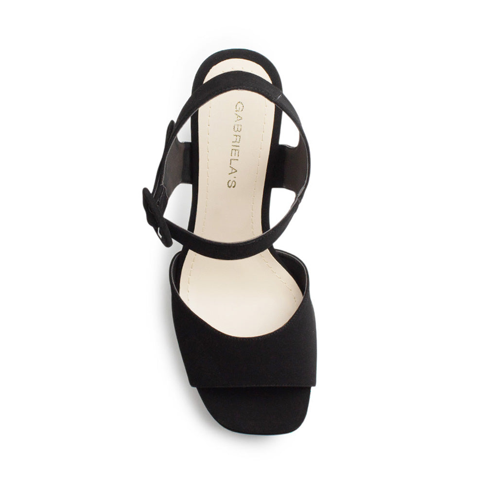 Vista superior de zapatilla negra para mujer con punta cuadrada y pulsera ajustable con hebilla forrada