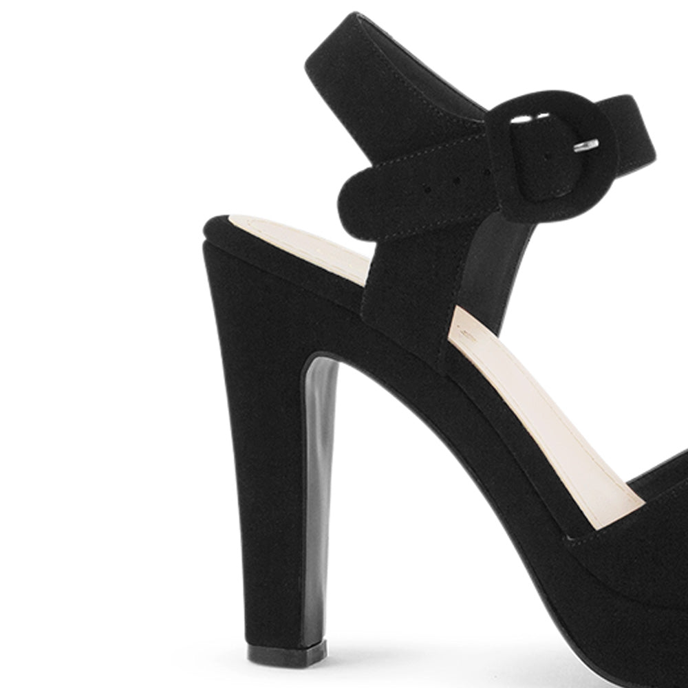Vista trasera de tacón alto de 11cm en zapatilla negra para mujer con pulsera ajustable y hebilla forrada