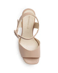 Vista superior de zapatilla nude para mujer con punta cuadrada y pulsera ajustable con hebilla forrada