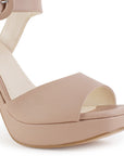Vista a detalle de zapatilla nude para mujer con pulsera ajustable al tobillo hebilla forrada plataforma frontal y tacón alto de 11cm