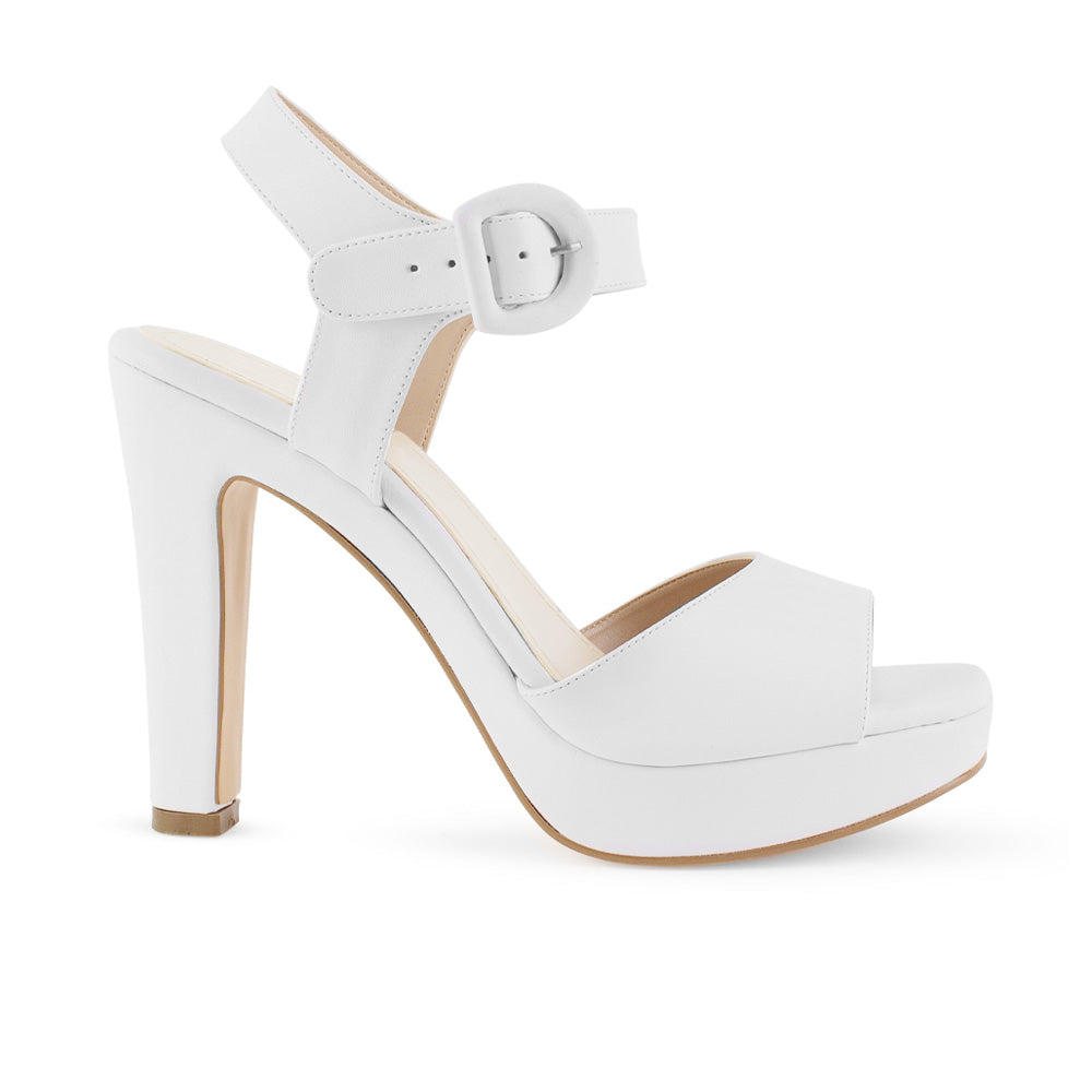 Vista lateral de zapatilla blancas para mujer con hebilla forrada plataforma frontal y tacón alto de 11cm