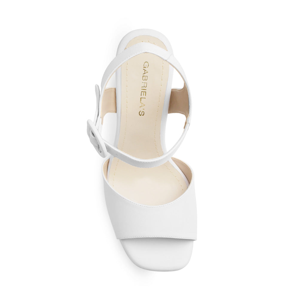 Vista superior de zapatilla blanca para mujer con punta cuadrada y pulsera ajustable con hebilla forrada