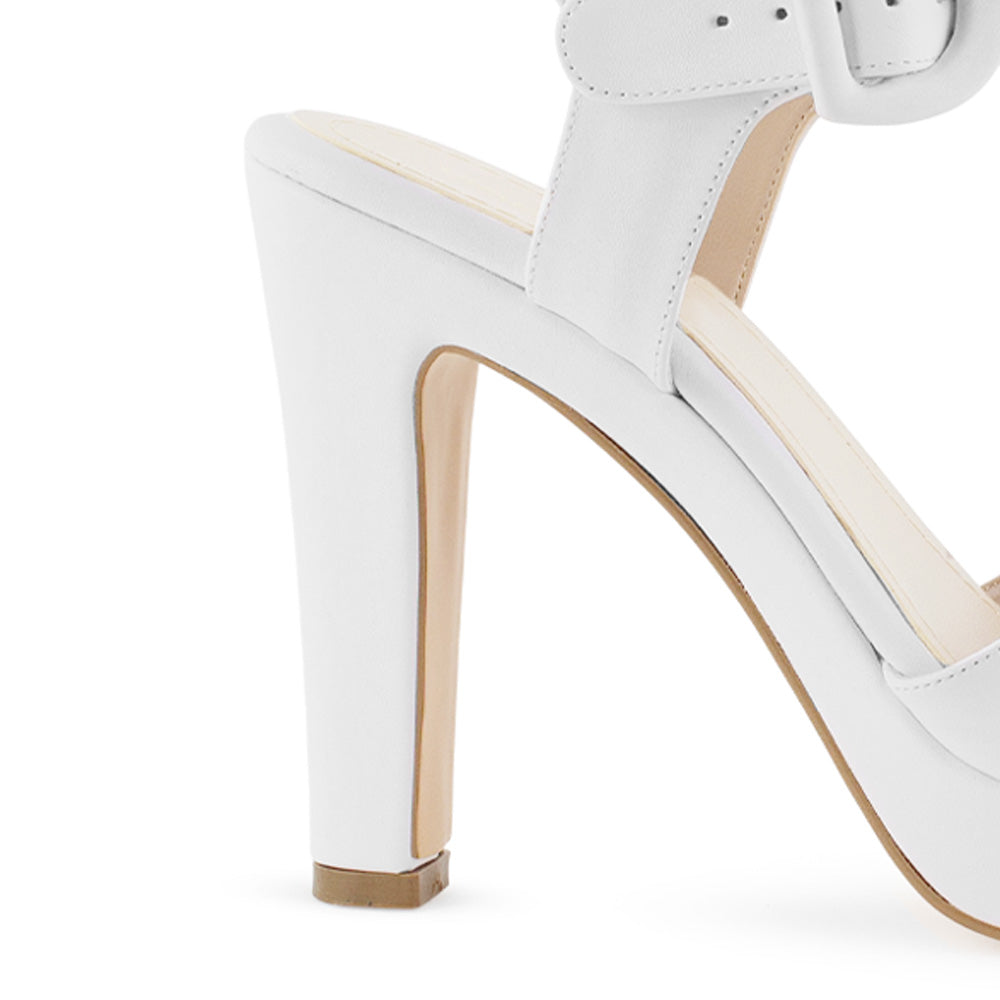 Vista trasera de tacón alto de 11cm en zapatilla blanca para mujer con pulsera ajustable y hebilla forrada