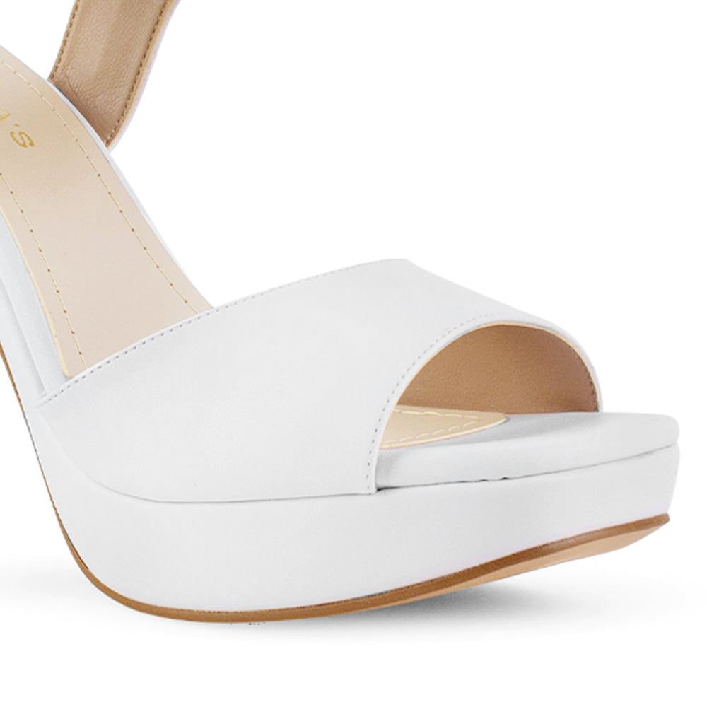 Vista a detalle de zapatilla blanca para mujer con pulsera ajustable al tobillo hebilla forrada plataforma frontal y tacón alto de 11cm