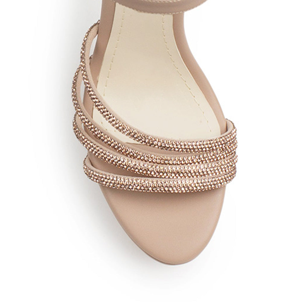 Vista de material cabra sintético en zapatilla nude para mujer con tiras de pedrería pulsera ajustable y tacon delgado alto de 13cm