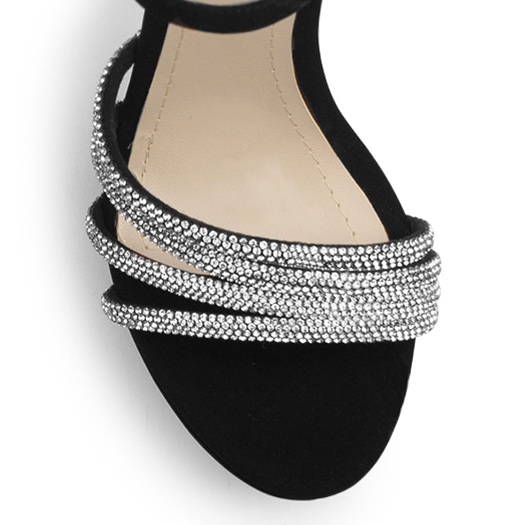 Vista de material buck en zapatilla negra para mujer con tiras de pedrería pulsera ajustable y tacon delgado alto de 13cm