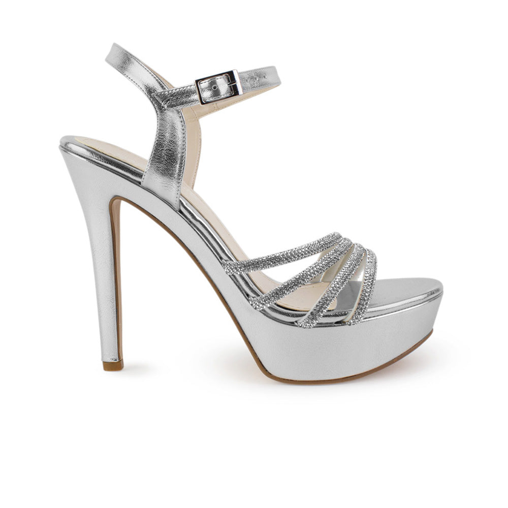 Vista lateral de zapatilla plateada para mujer con tiras de pedrería pulsera ajustable y tacón alto delgado de 13cm