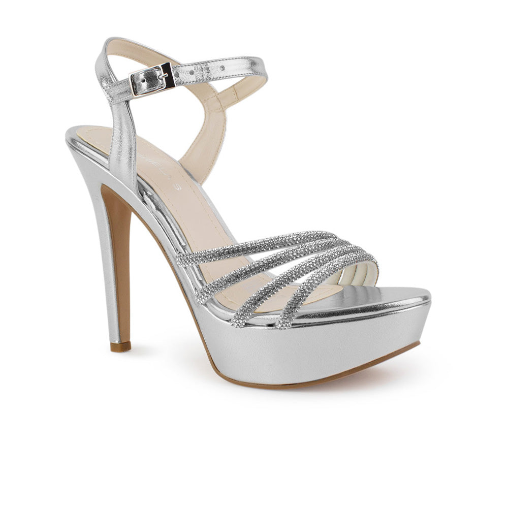 Vista diagonal de zapatilla plateada de diseño abierto para mujer con tacón alto delgado de 13cm y pedreria brillante