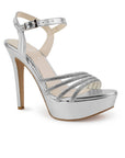 Vista diagonal de zapatilla plateada de diseño abierto para mujer con tacón alto delgado de 13cm y pedreria brillante