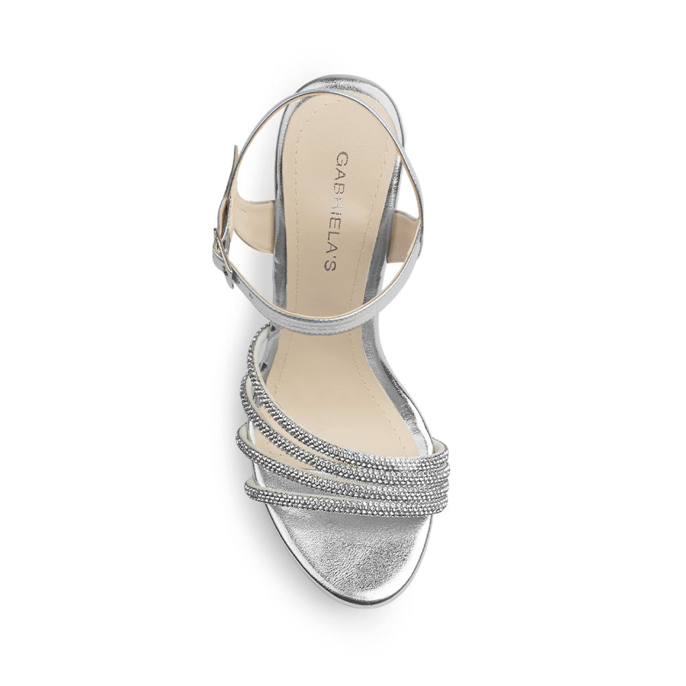 Vista superior de zapatilla plateada para mujer con tiras de pedrería pulsera ajustable al tobillo y tacón de 13cm