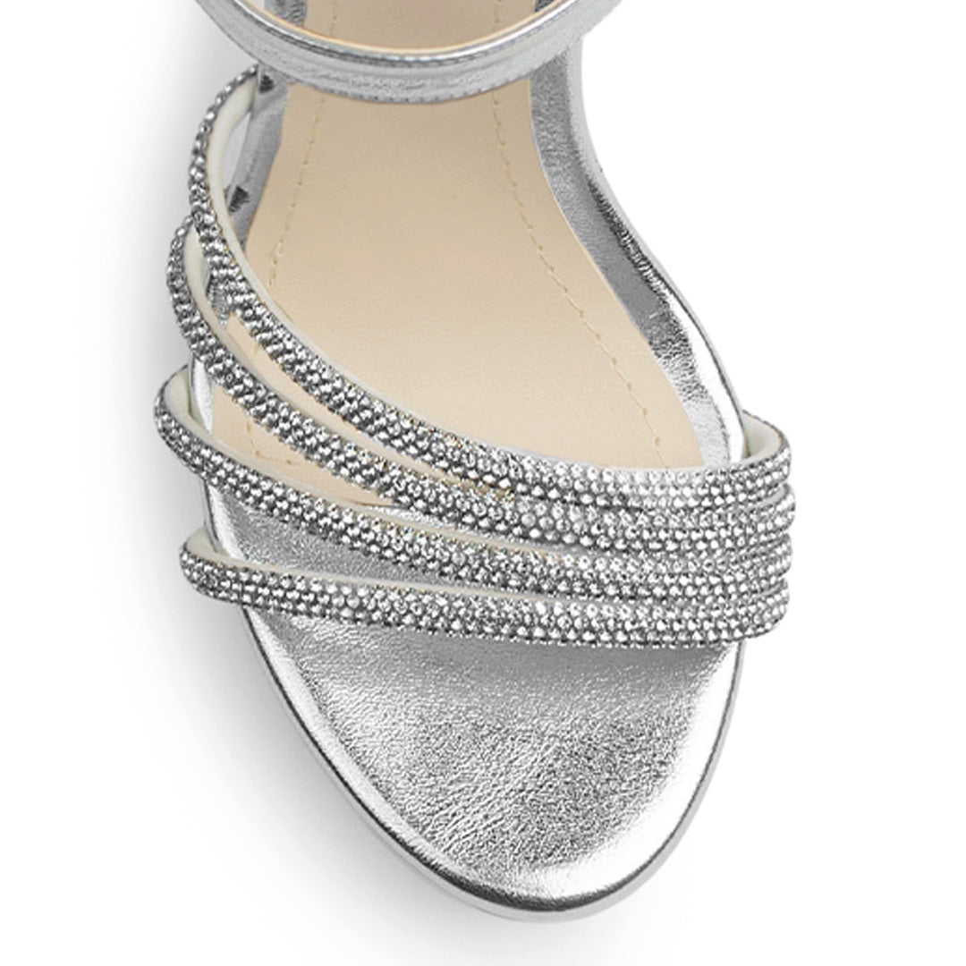 Vista de material sintético en zapatilla plateada para mujer con tiras de pedrería pulsera ajustable y tacon delgado alto de 13cm