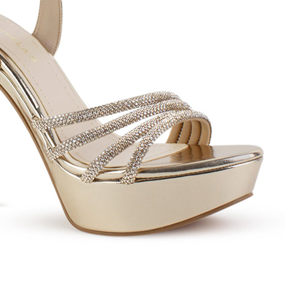 Vista a detalle de tiras con pedrería zapatilla plateada para mujer con pulsera ajustable y tacón alto delgado de 13cm