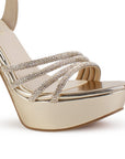 Vista a detalle de tiras con pedrería zapatilla plateada para mujer con pulsera ajustable y tacón alto delgado de 13cm
