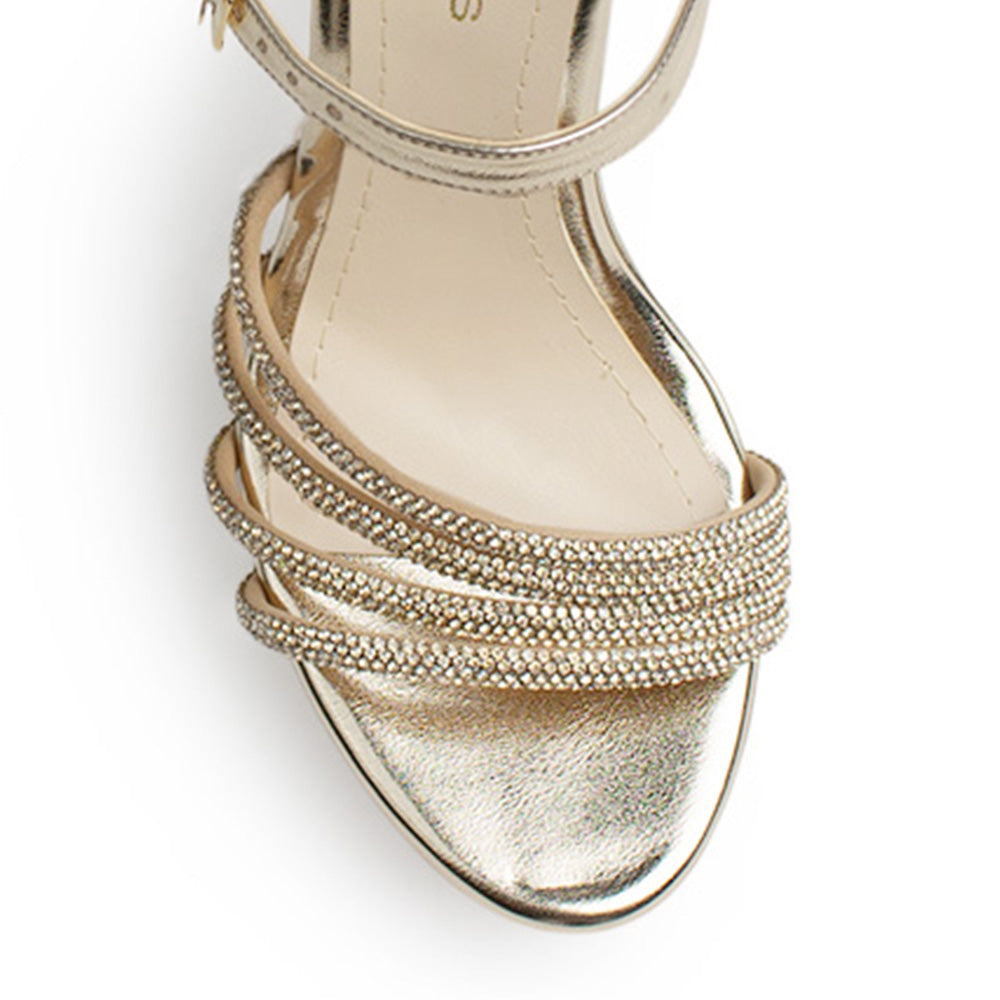 Vista de material sintético en zapatilla dorada para mujer con tiras de pedrería pulsera ajustable y tacon delgado alto de 13cm