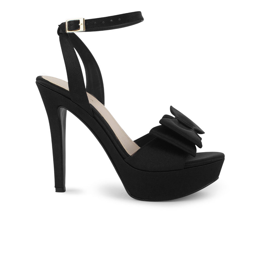 Vista lateral de zapatilla negra para dama con moño, punta abierta tacón alto 12cm y plataforma 