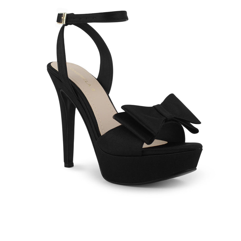 Vista diagonal de zapatilla negra con plataforma, punta abierta, moño y tacón alto 12cm para dama 