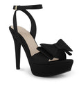 Vista diagonal de zapatilla negra con plataforma, punta abierta, moño y tacón alto 12cm para dama 