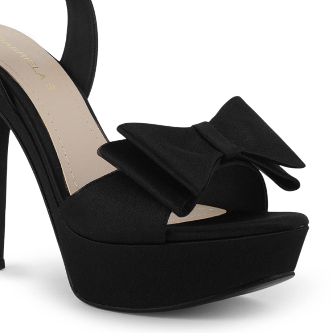 detalle del material shantung en zapatilla negra de plataforma con punta abierta, moño y tacón alto 12cm para dama 