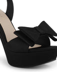 detalle del material shantung en zapatilla negra de plataforma con punta abierta, moño y tacón alto 12cm para dama 