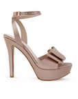 Vista lateral de zapatilla nude para dama con moño, punta abierta tacón alto 12cm y plataforma 