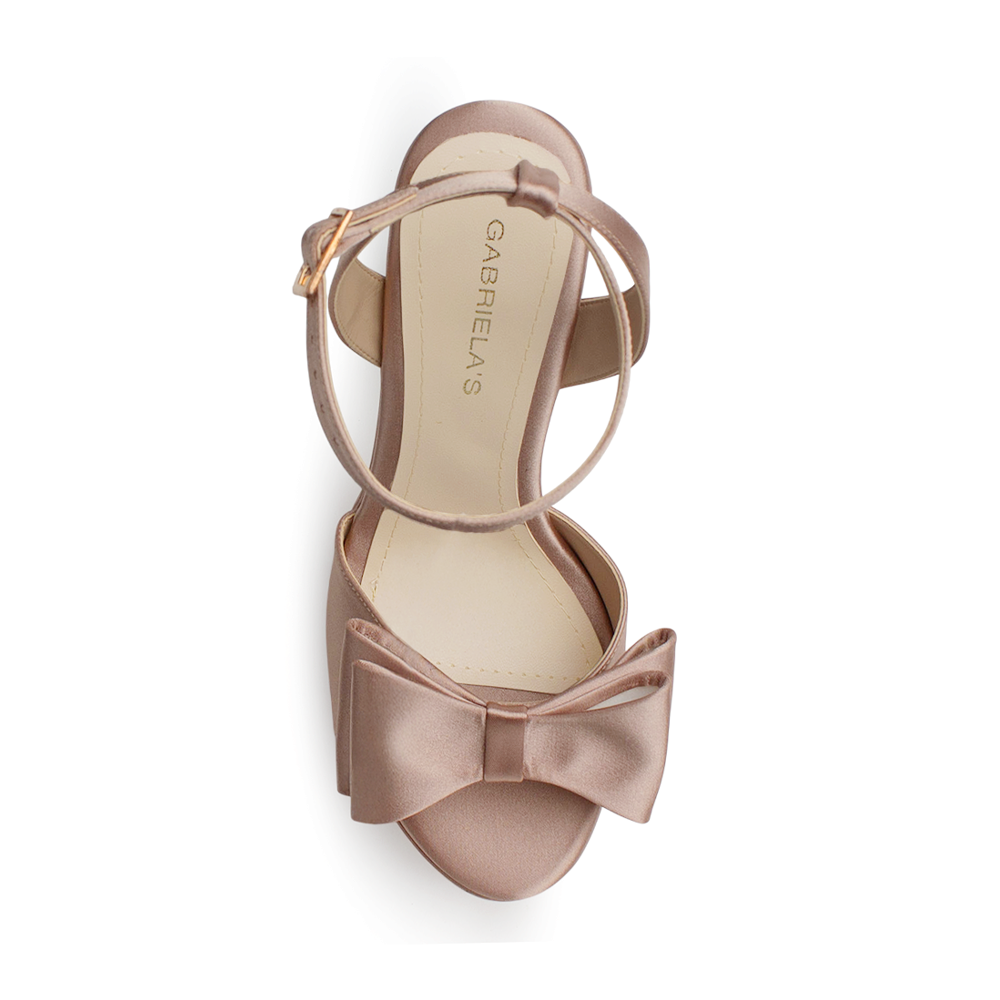 Vista superior de zapatilla nude con moño, plataforma, punta abierta pulsera ajustable y tacón alto 12cm para dama