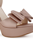 detalle del material shantung en zapatilla nude de plataforma con punta abierta, moño y tacón alto 12cm para dama 