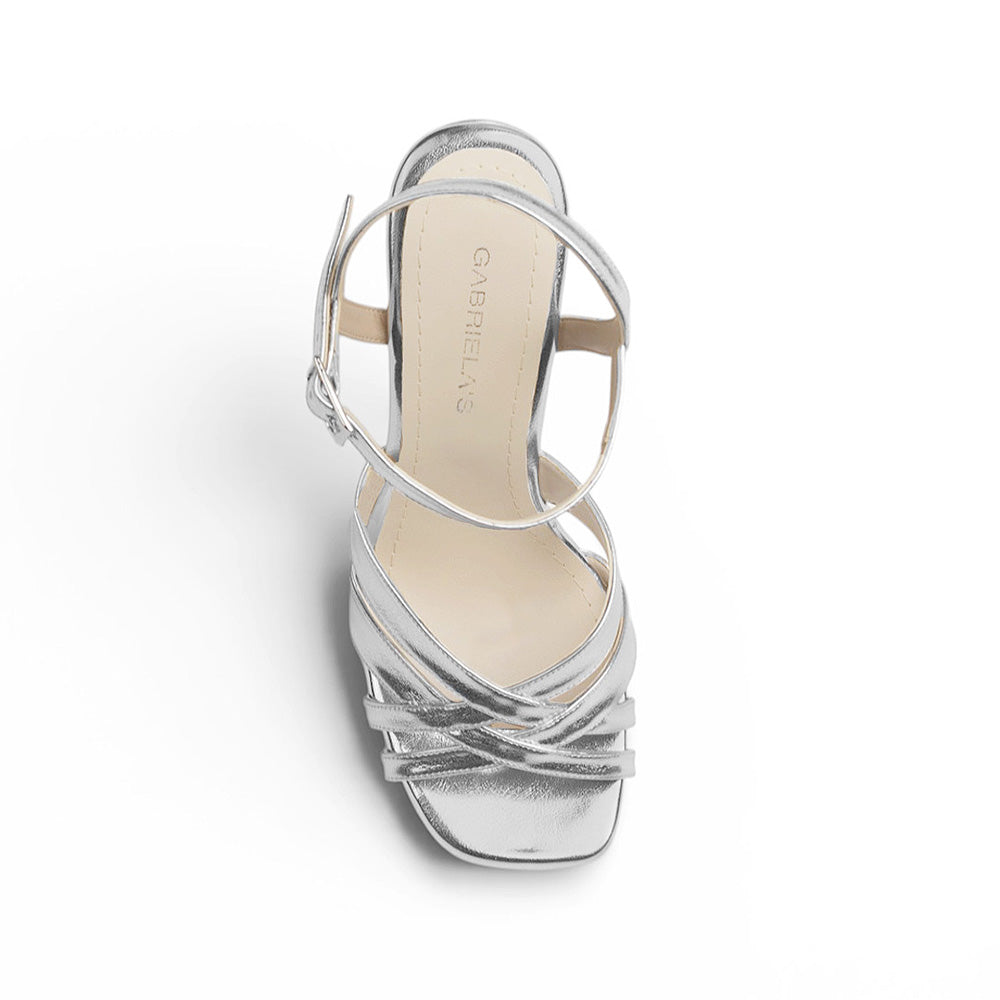 Vista superior de zapatilla plateada para mujer con punta cuadrada tiras cruzadas y pulsera al tobillo