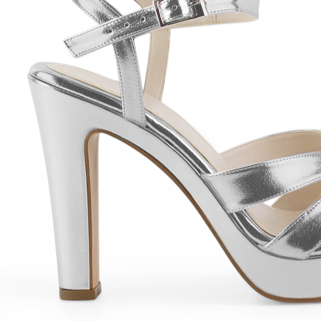 Vista trasera de tacón alto de 12cm en zapatilla plateada para mujer con pulsera ajustable y tiras cruzadas