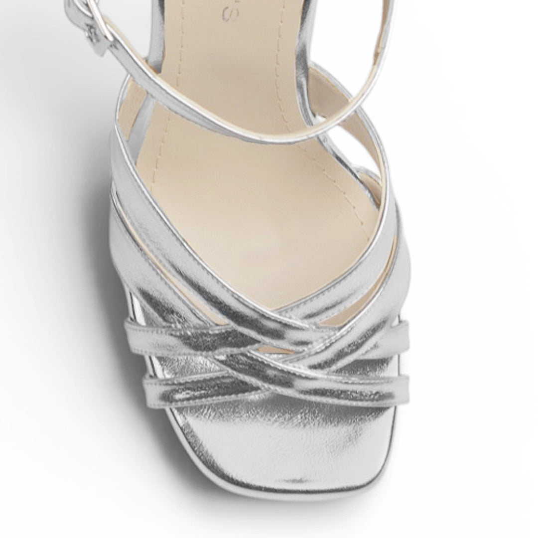 Vista de material sintético en zapatilla de diseño descubierto para mujer con tiras cruzadas pulsera ajustable y tacón alto de 12cm en color plata