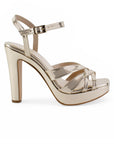 Vista lateral de zapatilla dorada de diseño descubierto para mujer con tacón alto de 12cm y pulsera ajustable 