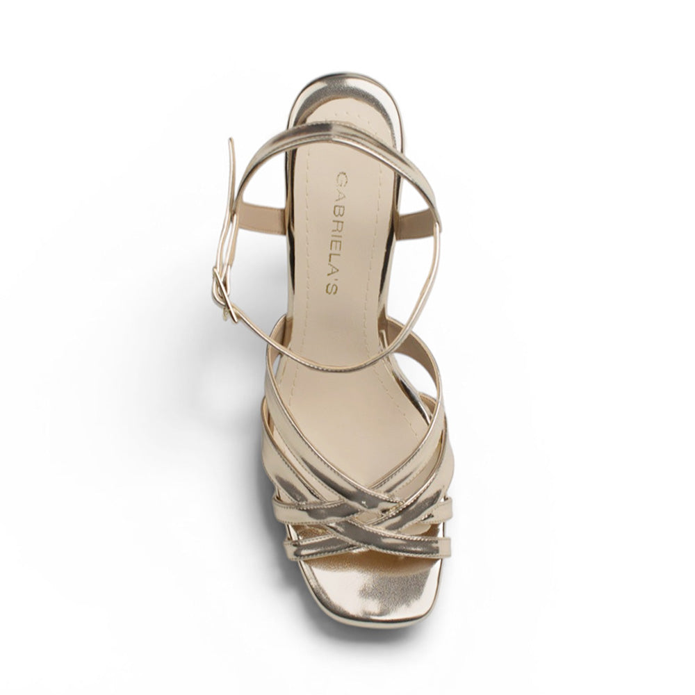 Vista superior de zapatilla dorada para mujer con punta cuadrada tiras cruzadas y pulsera al tobillo