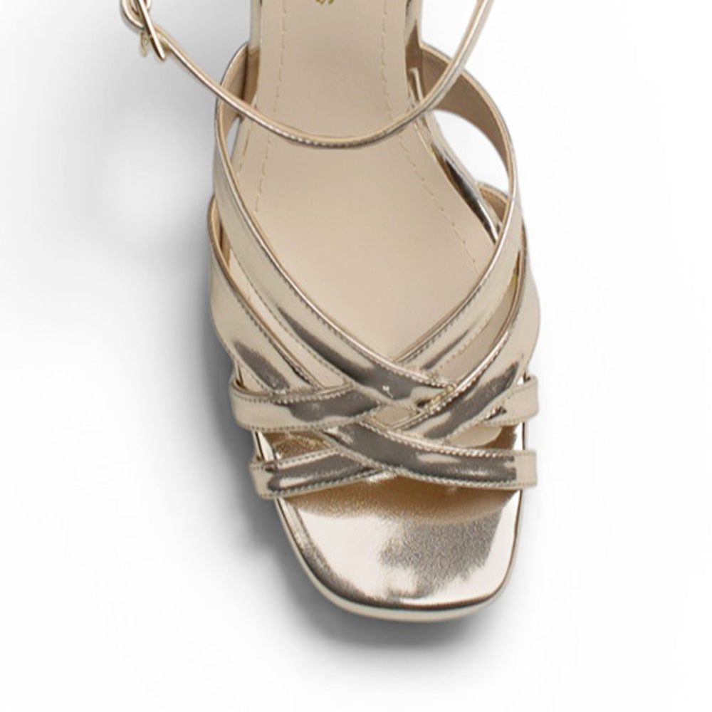Vista de material sintético en zapatilla de diseño descubierto para mujer con tiras cruzadas pulsera ajustable y tacón alto de 12cm en color dorado