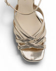 Vista de material sintético en zapatilla de diseño descubierto para mujer con tiras cruzadas pulsera ajustable y tacón alto de 12cm en color dorado