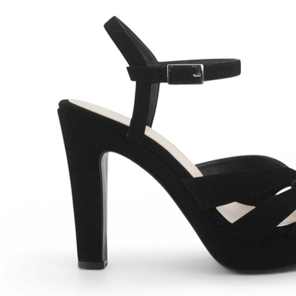 Vista trasera de tacón alto de 12cm en zapatilla negra para mujer con pulsera ajustable y tiras cruzadas