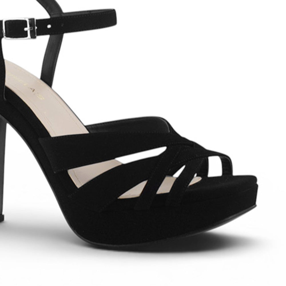 Vista a detalle de tiras entrelazadas en zapatilla negra para mujer con plataforma frontal tacón alto de 12cm y pulsera ajustable 