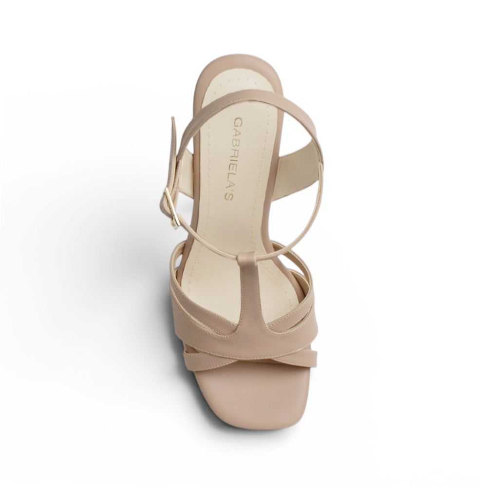 Vista superior de zapatilla nude de diseño descubierto para mujer con pulsera ajustable al tobillo